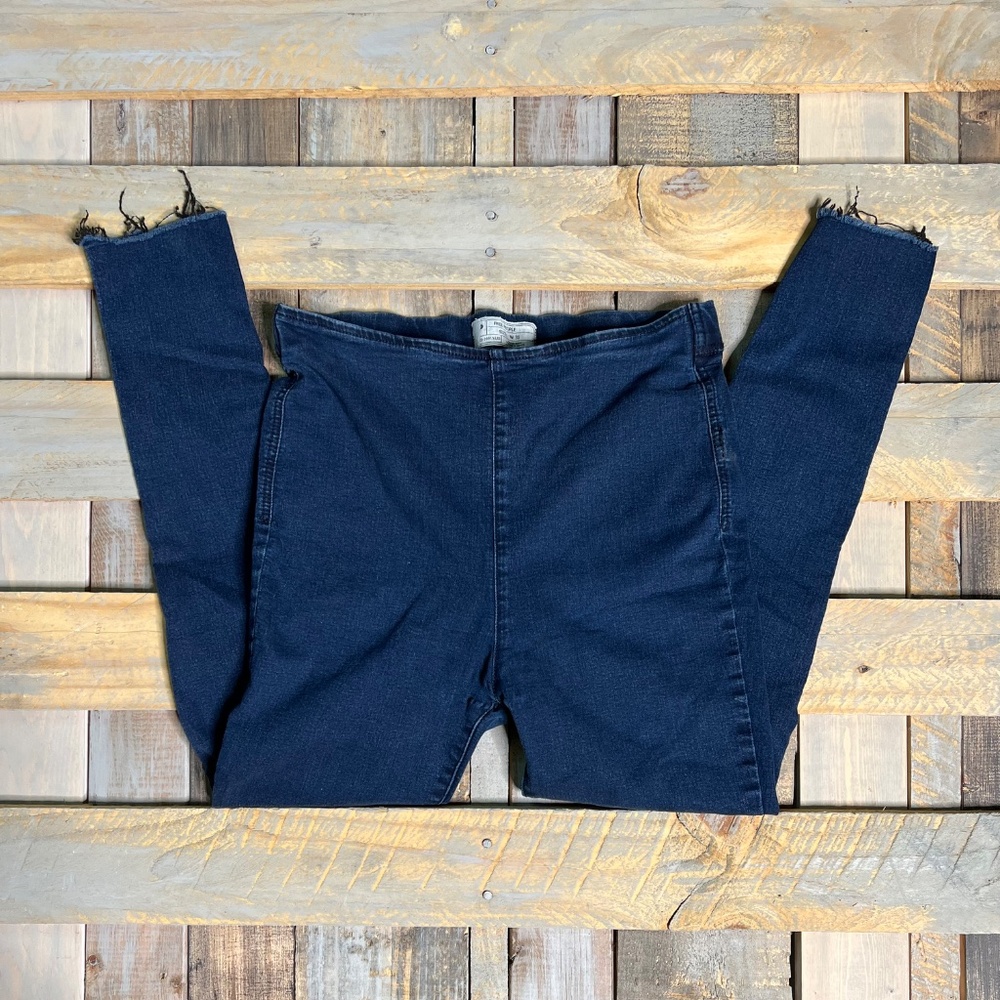 EUC ✵☽Free People☾✵ Dark Denim Jegging - Stretchy Fray Blue Jeans | 31 Large 12 - Picture 3 of 14